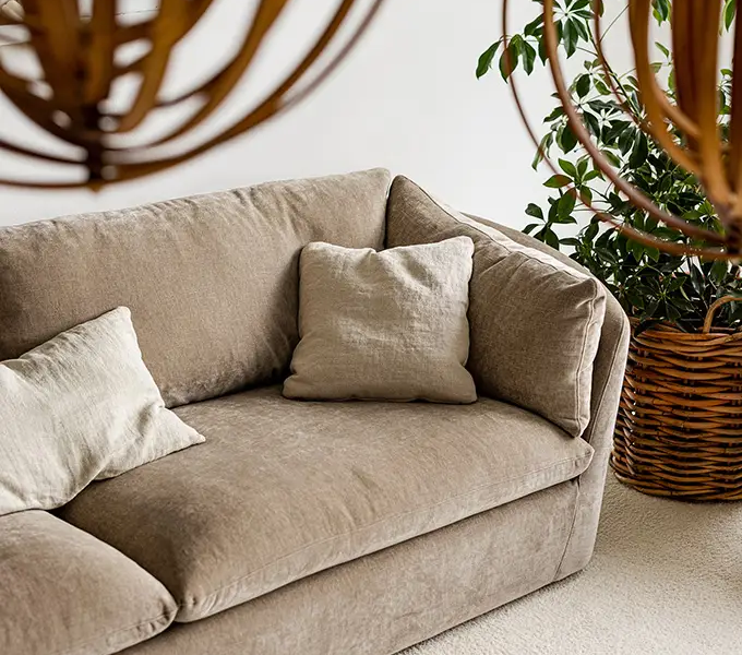 Une image du canapé Bonnie dans un salon minimaliste avec des accents de couleur bleu clair pour créer un contraste subtil et élégant.