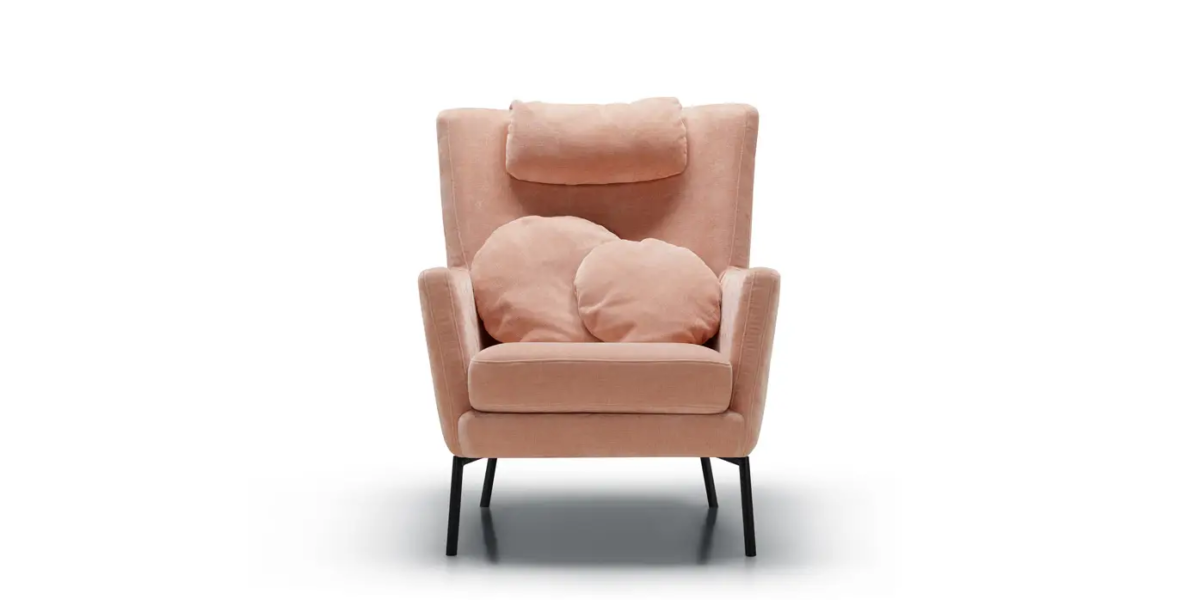 Fauteuil Paris avec une couverture beige posée sur le repose-pieds, devant une fenêtre ensoleillée.