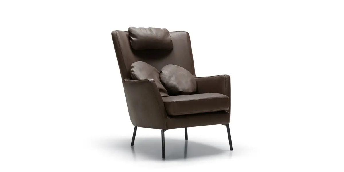Fauteuil Paris noir dans un coin de lecture cosy avec un livre posé sur le repose-pieds.