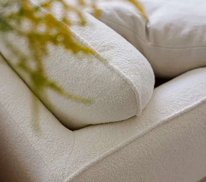 Gros plan sur les coussins du canapé Paris, mettant en valeur la texture du tissu.