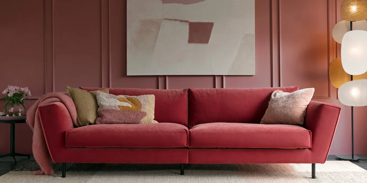 canapé est de couleur rouge