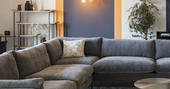 Salon cocooning naturel avec canapé scandinave et décor minimaliste