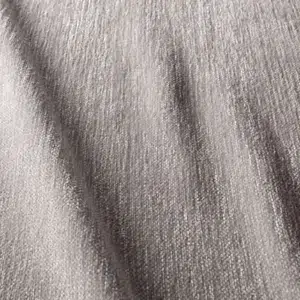 Gros plan d'un tissu texturé, gris clair, avec des ombres diagonales subtiles et un motif de tissage visible. Canape Paris by Atelier Bis