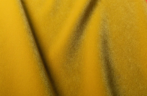 Tissu de velours jaune doux aux plis délicats et à la texture lisse et pelucheuse. Canape Paris by Atelier Bis