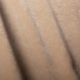 Gros plan sur un tissu de velours brun clair à la texture douce et aux plis délicats. Canape Paris by Atelier Bis