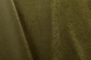 Tissu de velours vert olive à la texture douce et aux reflets subtils, présentant une surface lisse et légèrement brillante. Canape Paris by Atelier Bis