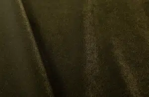 Gros plan d'un tissu de velours brun foncé à la texture douce et légèrement brillante, présentant de légers plis. Canape Paris by Atelier Bis