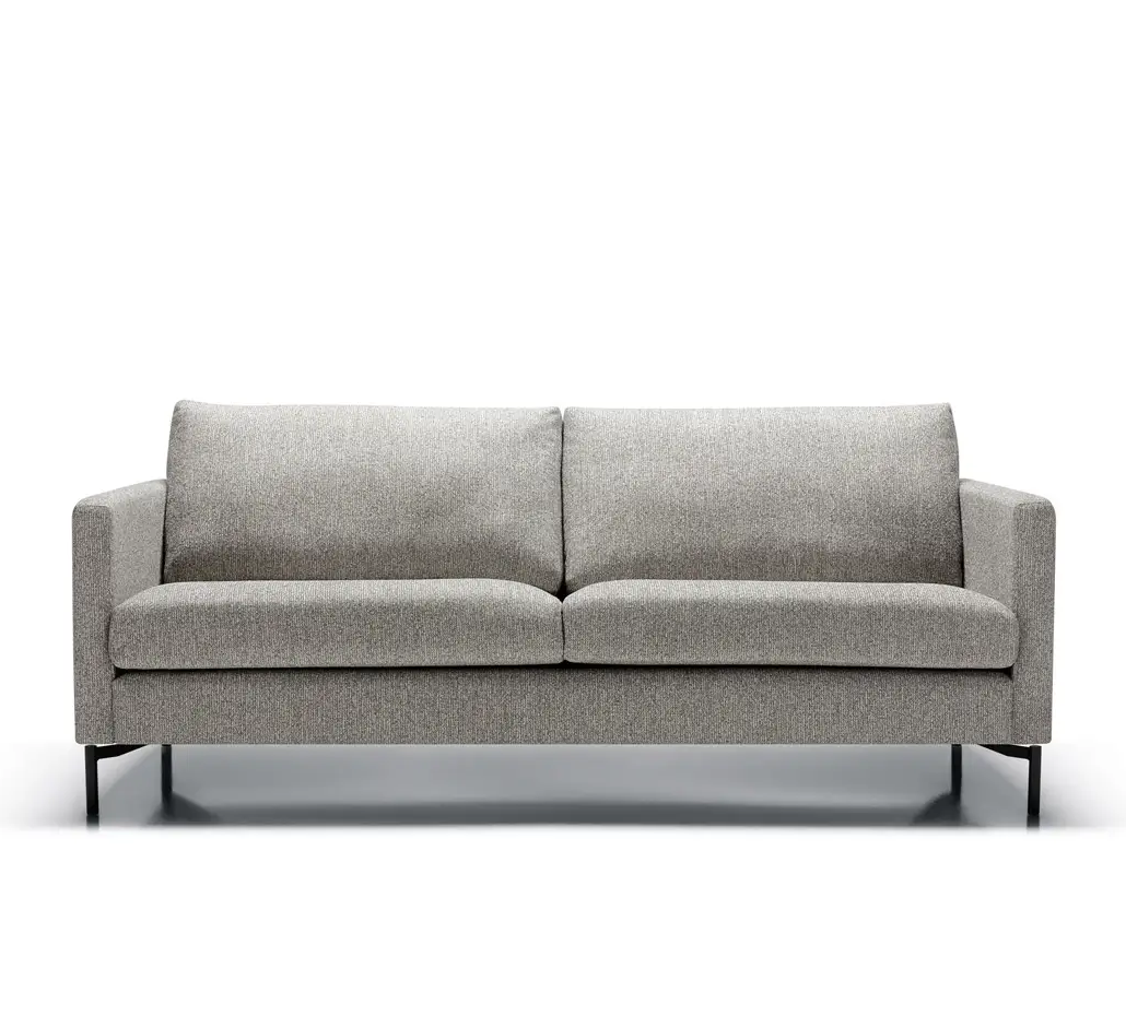 Canapé rembourré gris avec deux coussins d'assise et deux coussins de dossier, disposés sur un fond blanc. Canape Paris by Atelier Bis