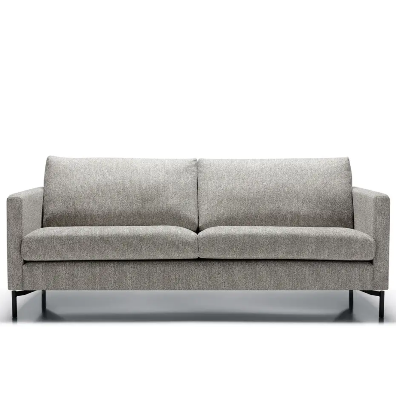Canapé rembourré gris avec deux coussins d'assise et deux coussins de dossier, disposés sur un fond blanc. Canape Paris by Atelier Bis