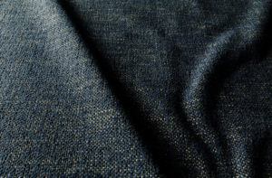 Tissu texturé bleu foncé avec motif de tissage visible et plis doux et naturels. Canape Paris by Atelier Bis