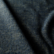 Tissu texturé bleu foncé avec motif de tissage visible et plis doux et naturels. Canape Paris by Atelier Bis