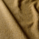 Gros plan sur un tissu texturé jaune moutarde aux plis souples et au motif de tissage visible. Canape Paris by Atelier Bis