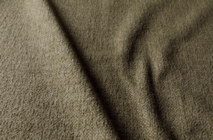 Gros plan sur un tissu texturé vert olive dont la trame est visible et dont les plis sont souples et doux. Canape Paris by Atelier Bis