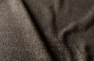 Gros plan sur un tissu texturé brun foncé dont la trame est visible et dont les plis et les ombres sont doux et irréguliers. Canape Paris by Atelier Bis