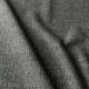 Gros plan sur un tissu gris texturé aux plis souples et au motif tissé visible. Canape Paris by Atelier Bis