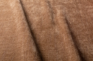 Gros plan sur un tissu brun texturé aux plis souples et à l'aspect légèrement velouté. Canape Paris by Atelier Bis
