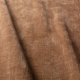 Gros plan sur un tissu brun texturé aux plis souples et à l'aspect légèrement velouté. Canape Paris by Atelier Bis