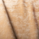 Gros plan sur un tissu de velours beige doux, à la brillance subtile et aux plis délicats en diagonale. Canape Paris by Atelier Bis