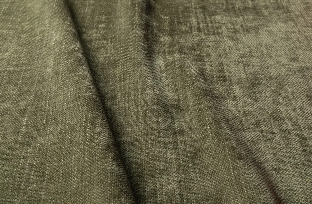 Gros plan d'un tissu vert olive avec une surface douce et texturée et des plis délicats. Canape Paris by Atelier Bis