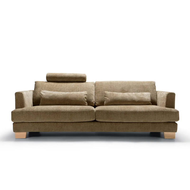 Canapé en tissu marron avec pieds en bois, deux coussins d'assise, deux coussins de dossier et deux coussins rectangulaires. Canape Paris by Atelier Bis
