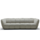 Canapé moderne gris clair, touffeté, avec des accoudoirs incurvés et une assise moelleuse sur fond blanc. Canape Paris by Atelier Bis