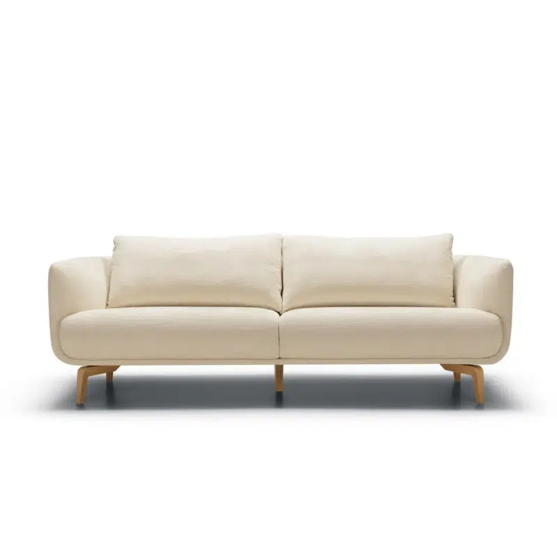 Canapé moderne à deux places, de couleur crème, avec des coussins moelleux et des pieds en bois, sur fond blanc. Canape Paris by Atelier Bis