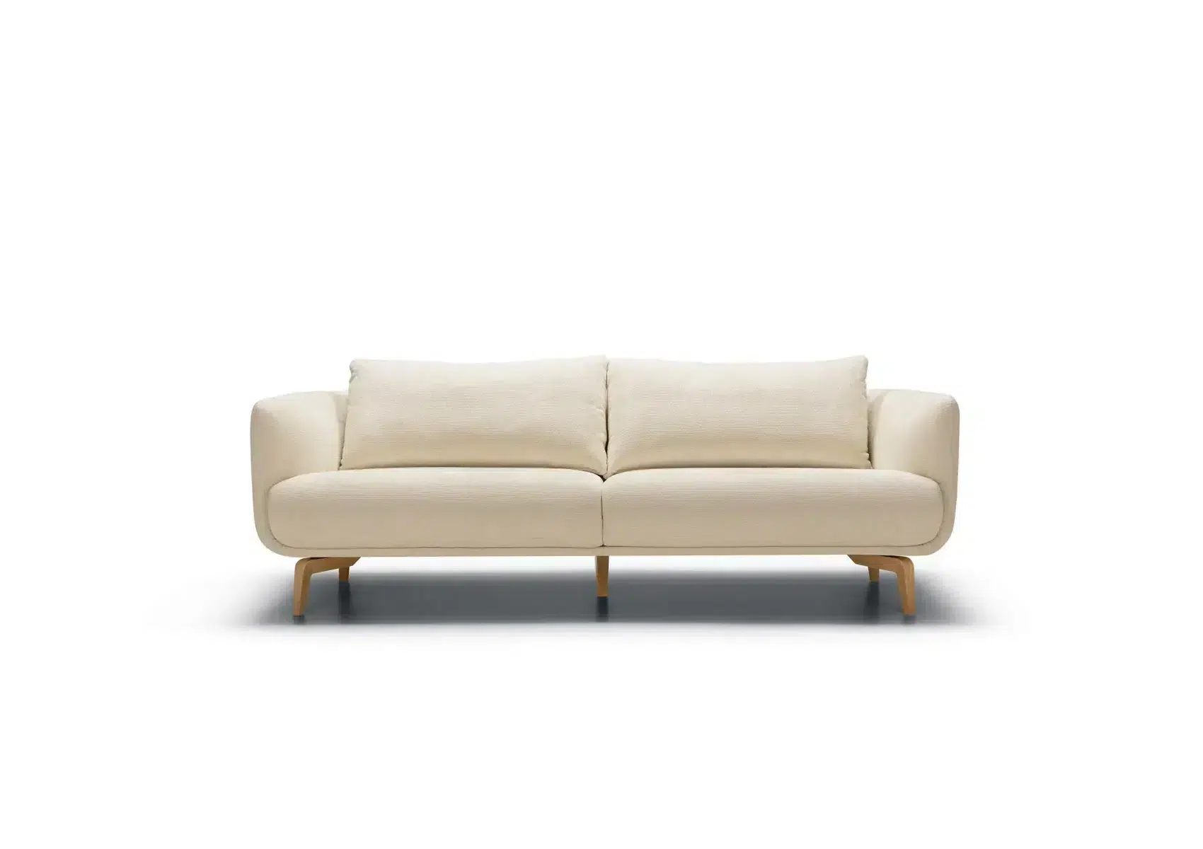 Canapé moderne à deux places, de couleur crème, avec des coussins moelleux et des pieds en bois, sur fond blanc. Canape Paris by Atelier Bis
