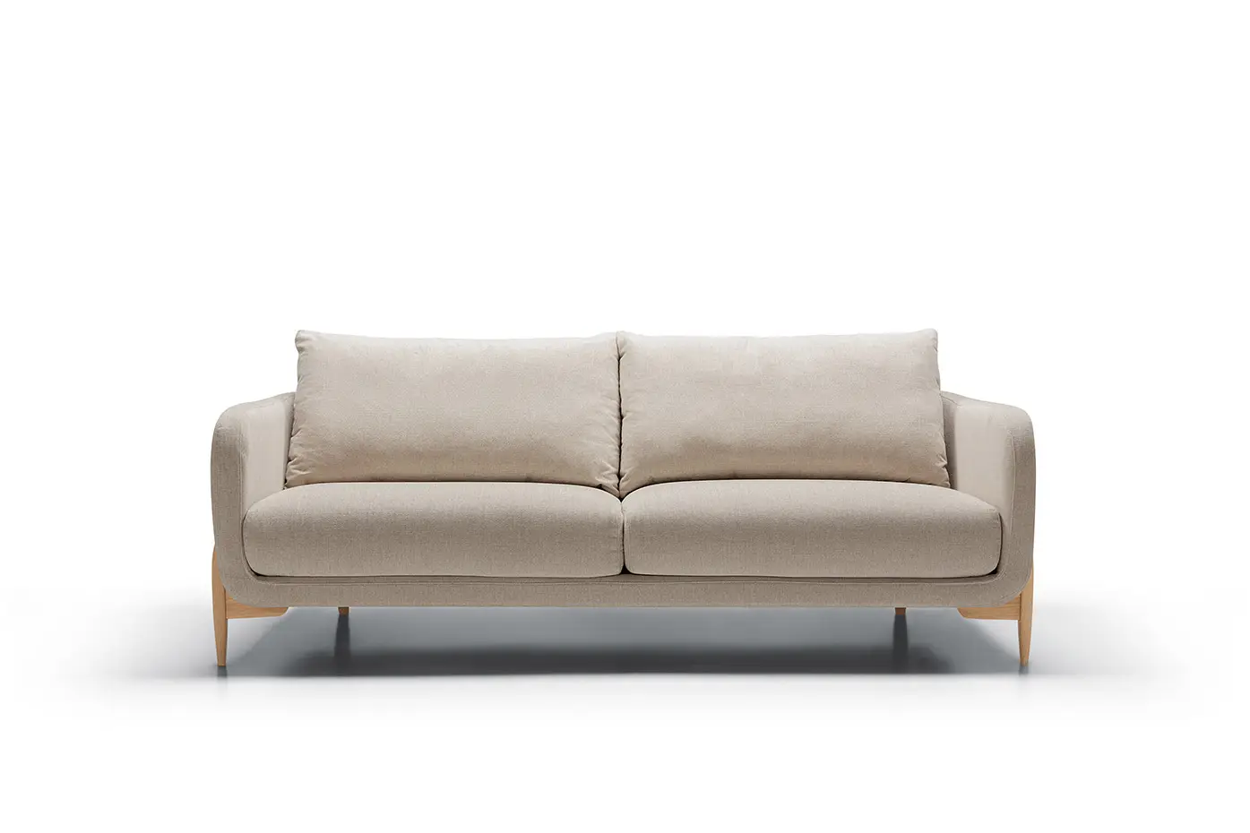 Canapé moderne beige avec pieds en bois, comprenant deux grands coussins d'assise et deux coussins de dossier. Canape Paris by Atelier Bis