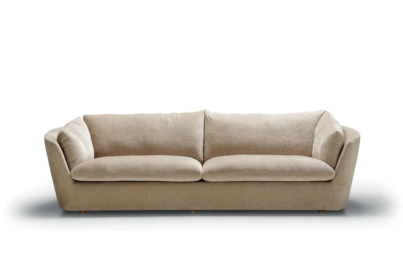 Canapé beige avec de larges coussins et des accoudoirs légèrement inclinés sur fond blanc. Canape Paris by Atelier Bis