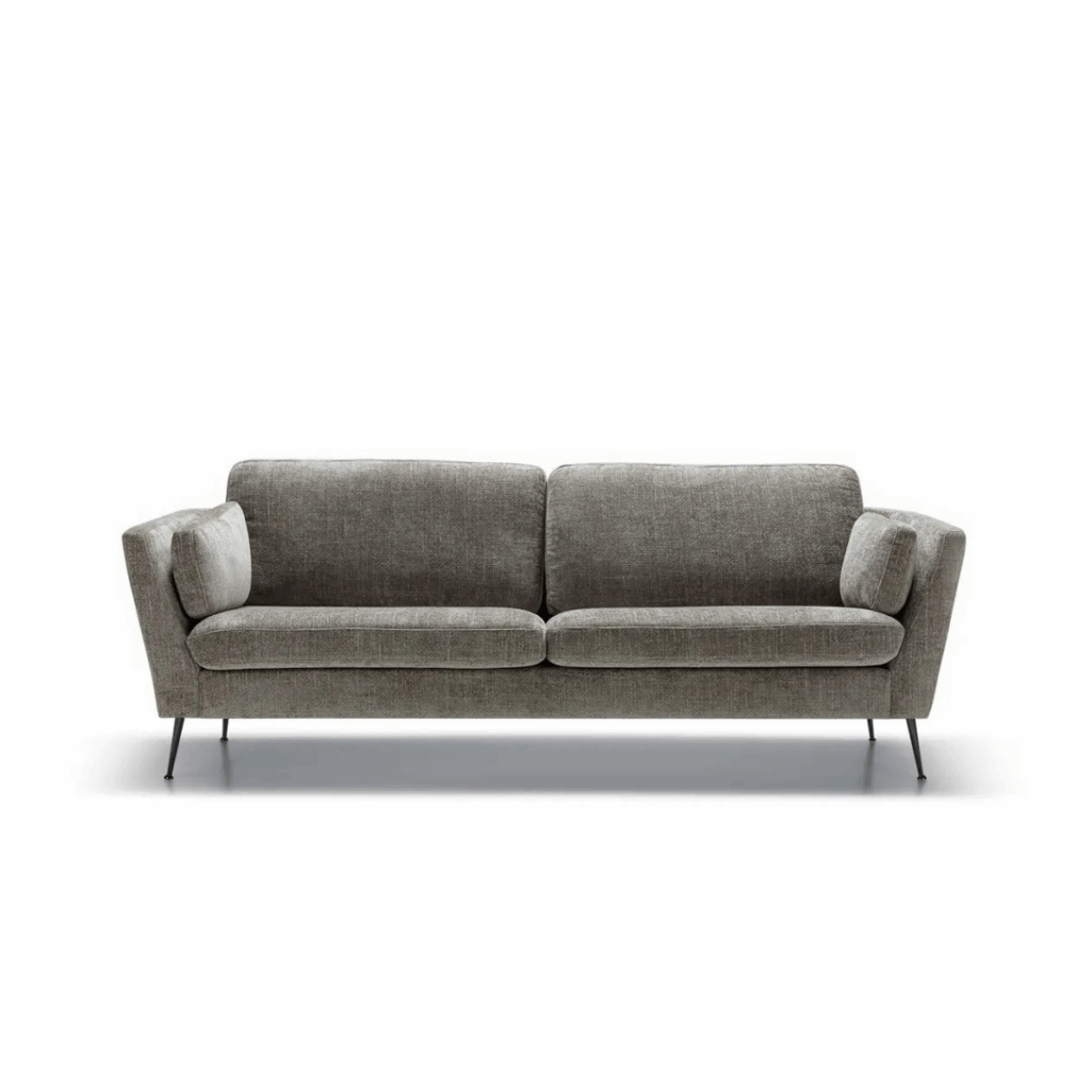 Canapé causeuse en tissu gris avec pieds en métal, vu de face sur fond blanc. Canape Paris by Atelier Bis