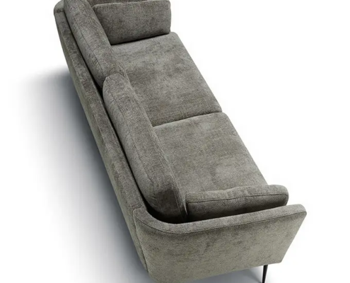 Canapé rembourré gris avec accoudoirs angulaires et pieds noirs élancés, vu de dessus sur fond blanc. Canape Paris by Atelier Bis
