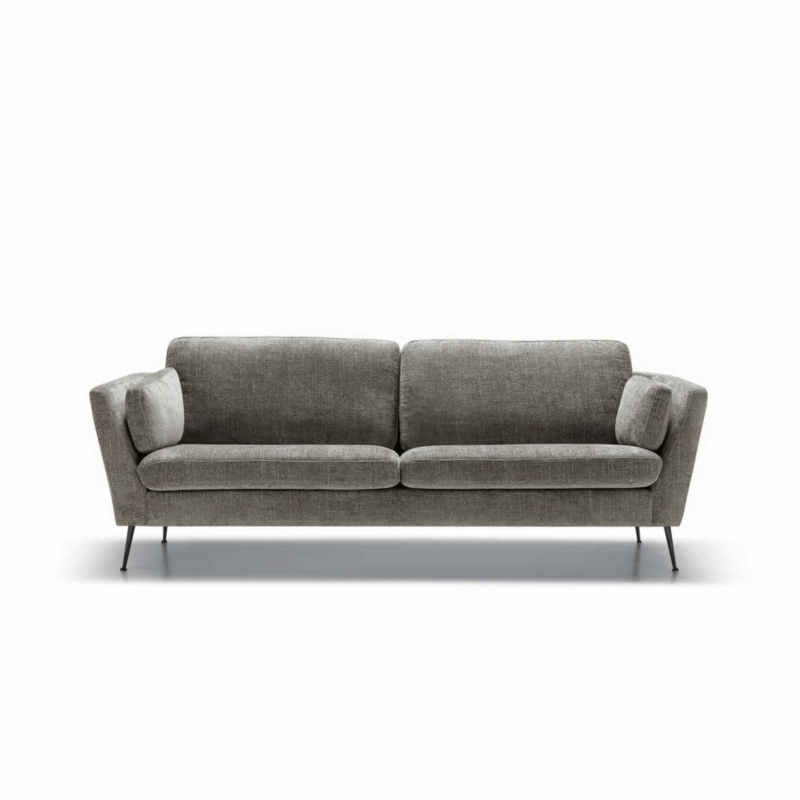 Canapé causeuse en tissu gris avec pieds en métal, vu de face sur fond blanc. Canape Paris by Atelier Bis