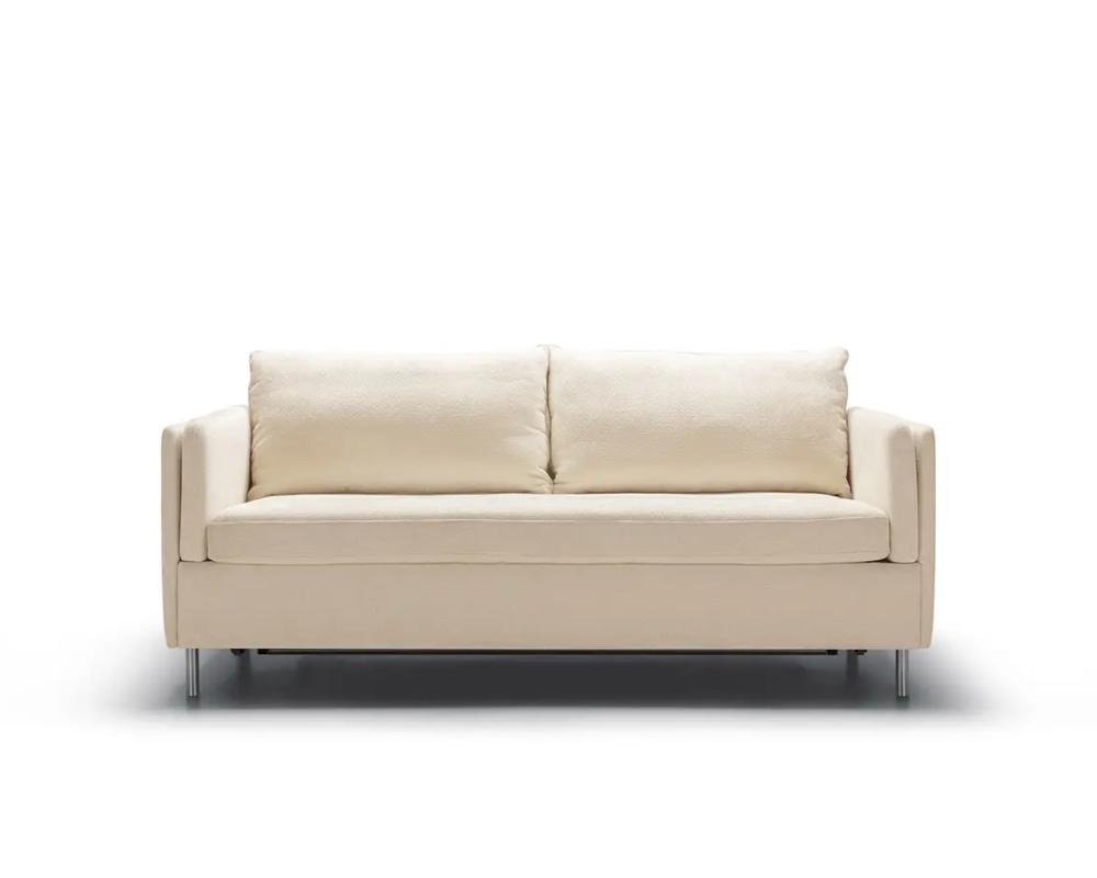 Canapé moderne beige avec deux coussins de dossier et des pieds en métal, sur un fond blanc uni. Canape Paris by Atelier Bis