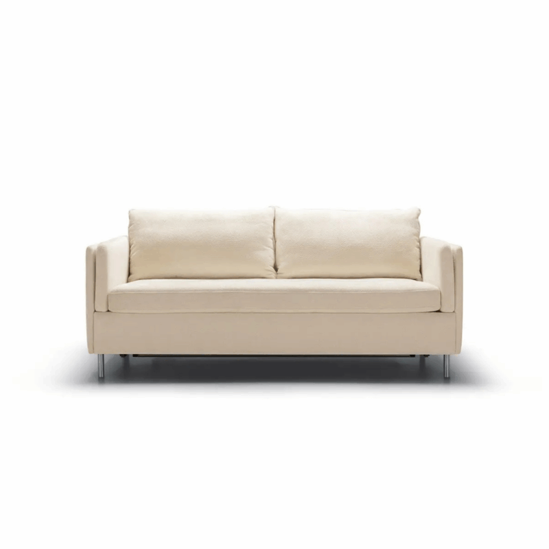 Canapé beige deux places avec deux coussins, pieds en métal et design minimaliste sur fond blanc. Canape Paris by Atelier Bis