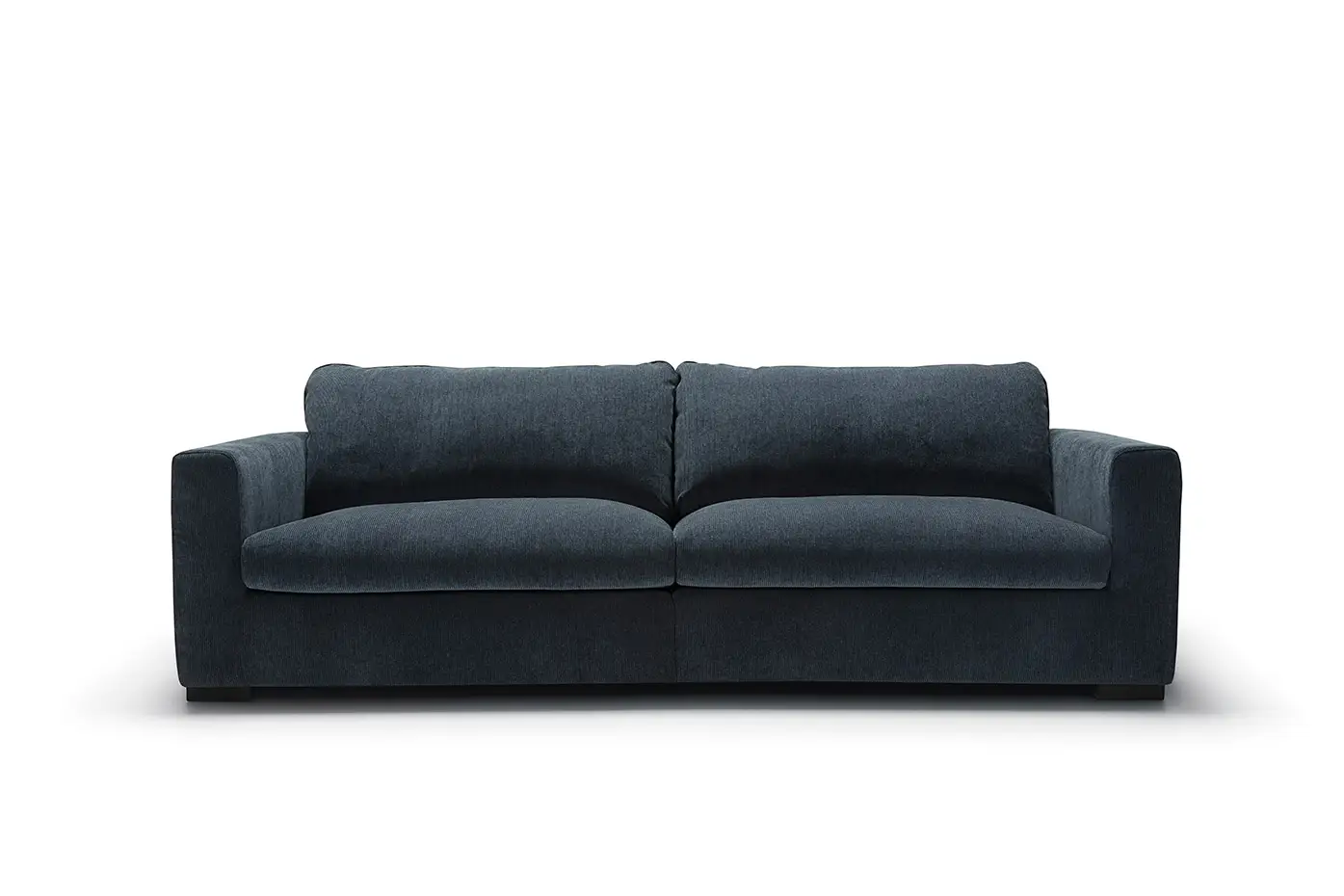 Canapé moderne bleu foncé avec de larges accoudoirs et deux coussins d'assise, sur fond blanc. Canape Paris by Atelier Bis