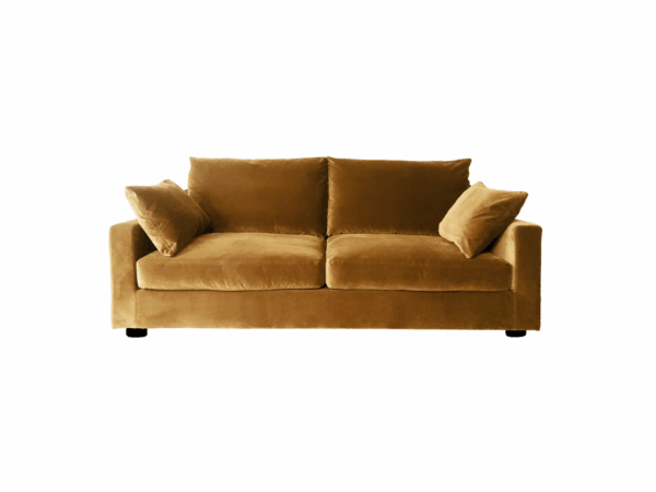 Canapé en velours jaune moutarde avec deux coussins d'assise et deux grands oreillers, isolé sur fond blanc. Canape Paris by Atelier Bis